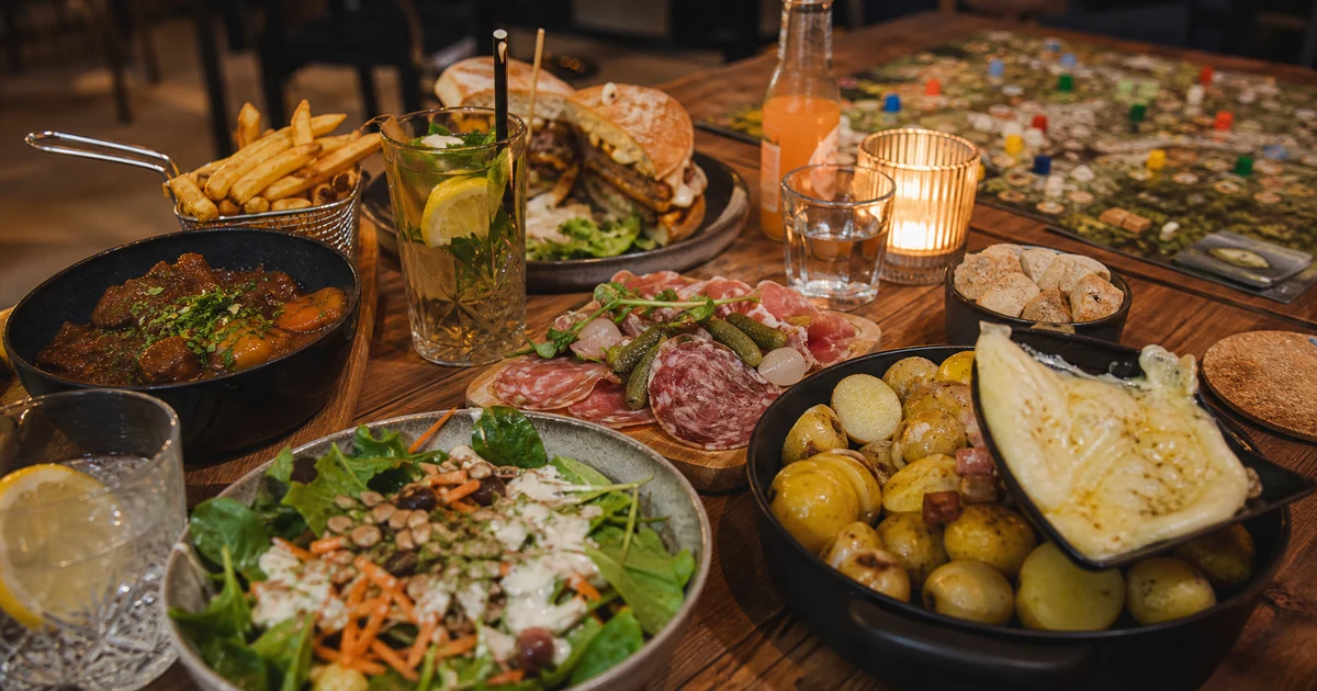 Table conviviale avec plusieurs plats pour un repas de groupe à Arras